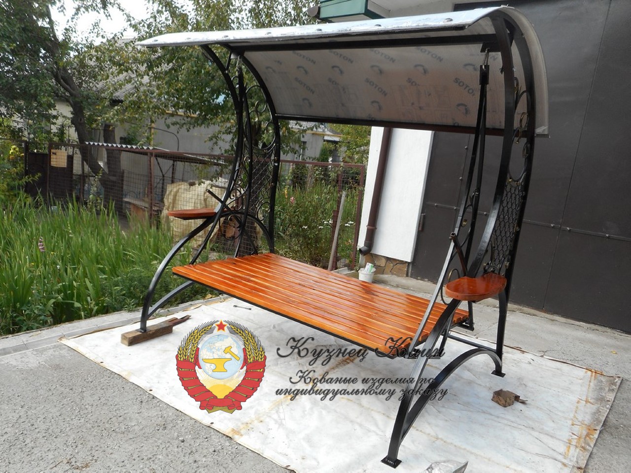 Кованые качели с подлокотниками