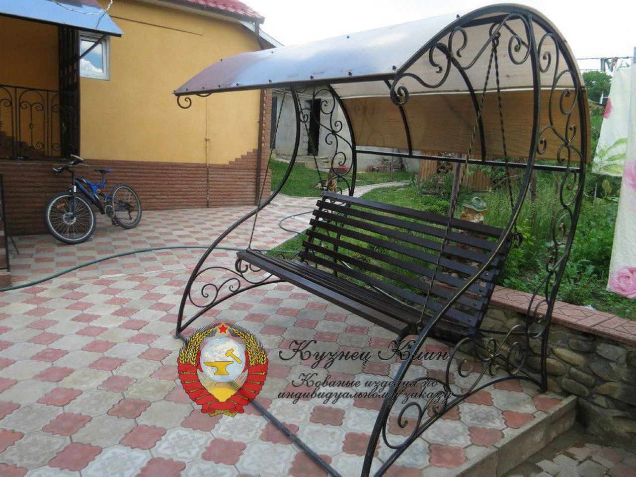 Кованые качели с поликарбонытом
