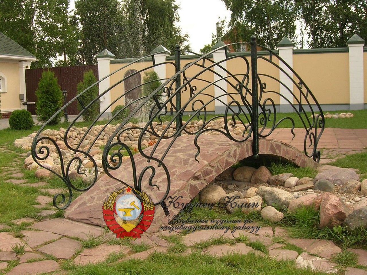 Кованые перила для садового мостика