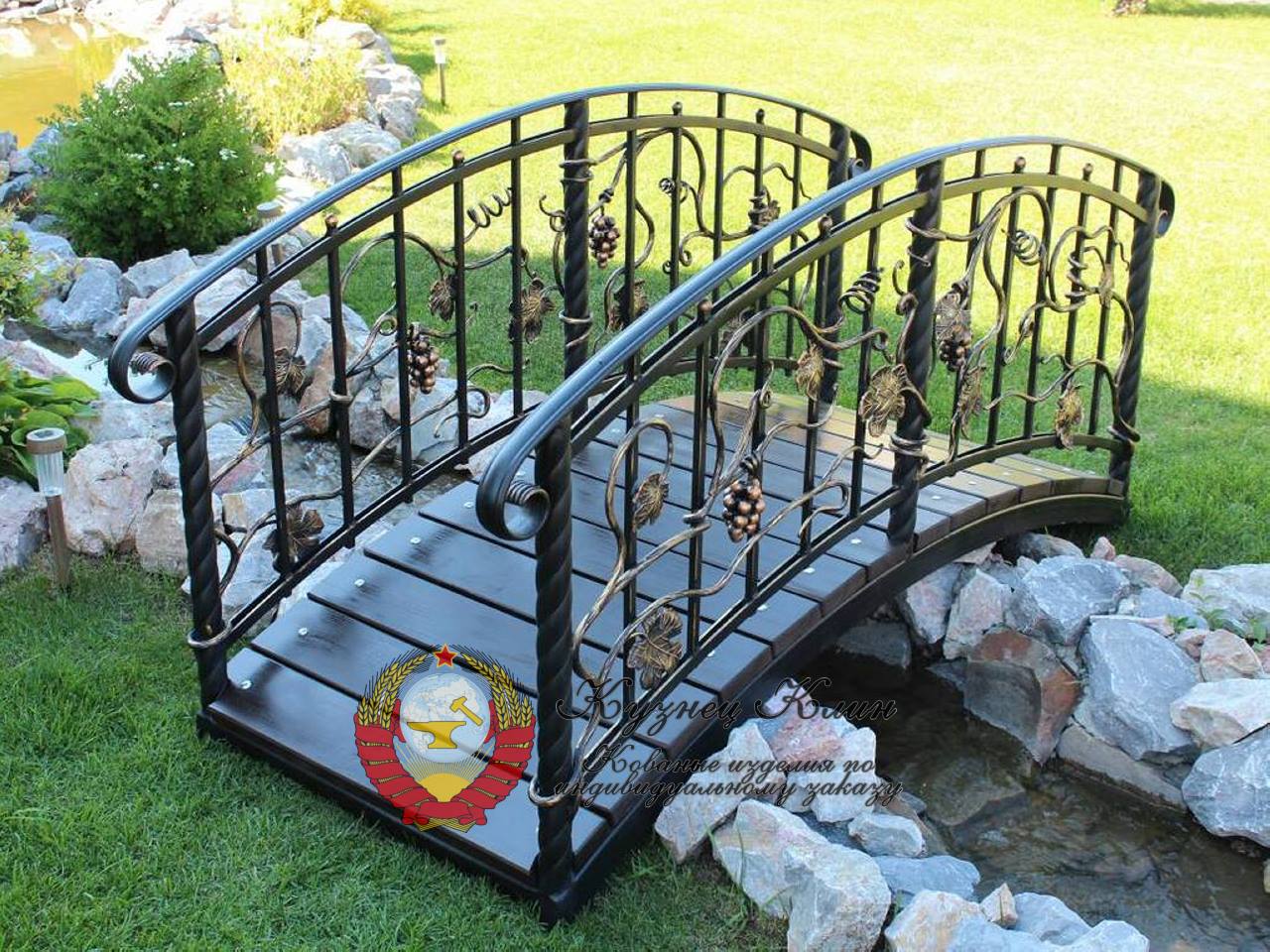 Кованый мостик с виноградом