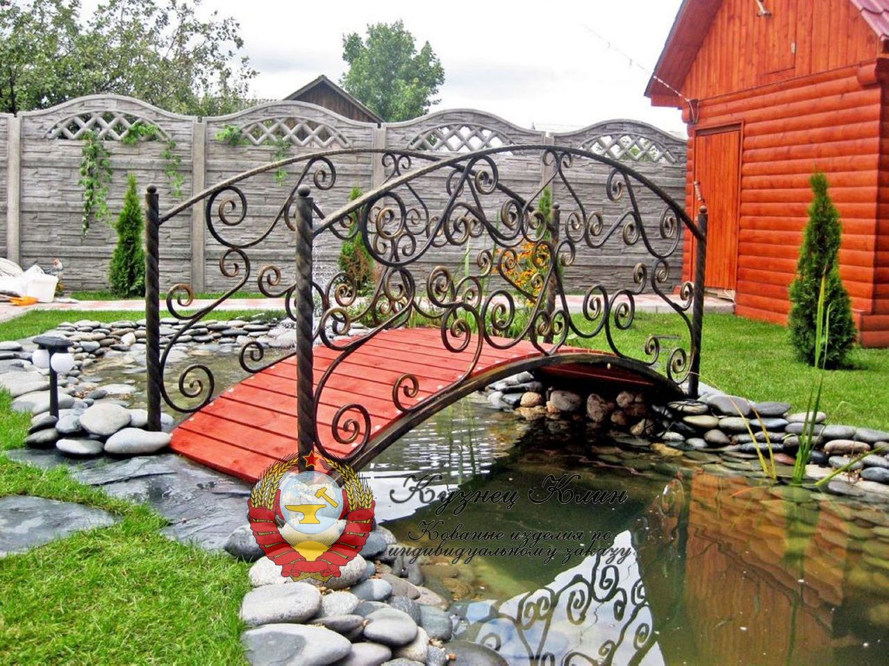 Кованый мостик с витыми столбами