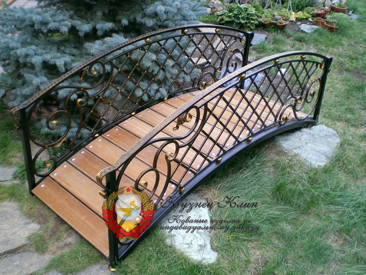 Кованый мостик садовый