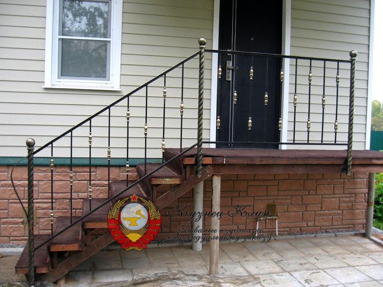 Кованые перила витые столбы со вставками
