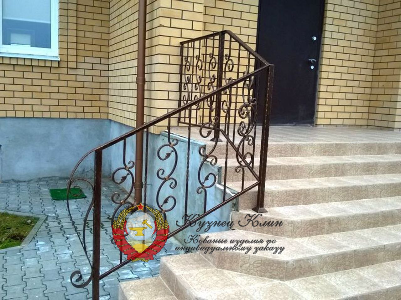 Кованые перила на разворотную лестницу улицные