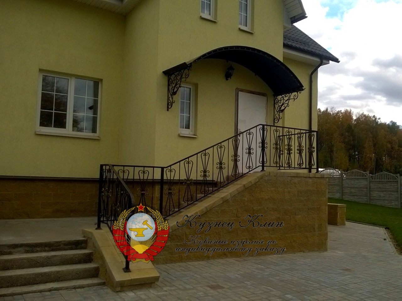 Кованые перила с арочным навесом