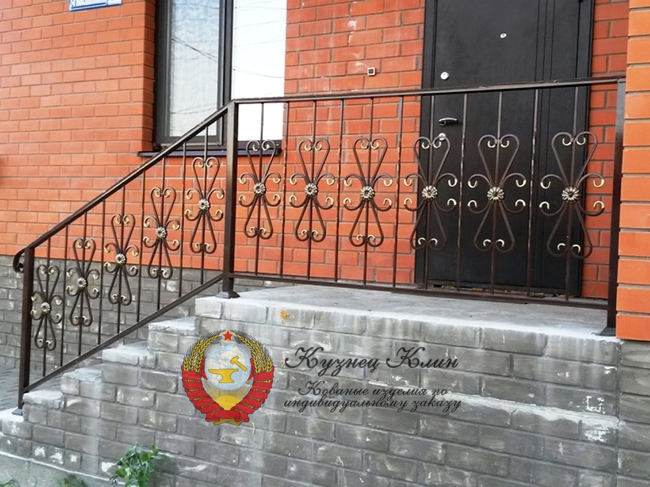 Кованые перила с золотыми цветочками