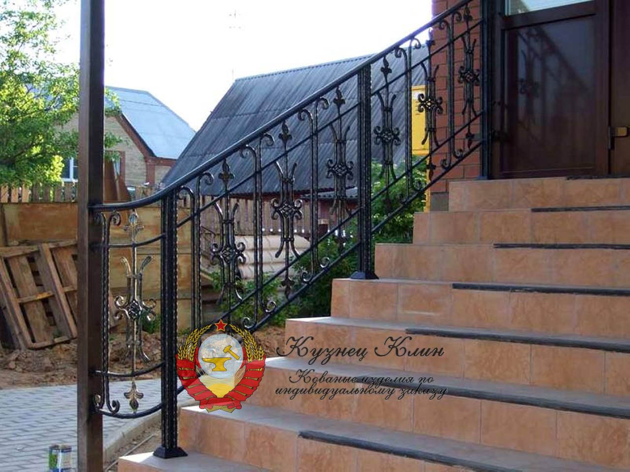 Кованые перила с мятым квадратом