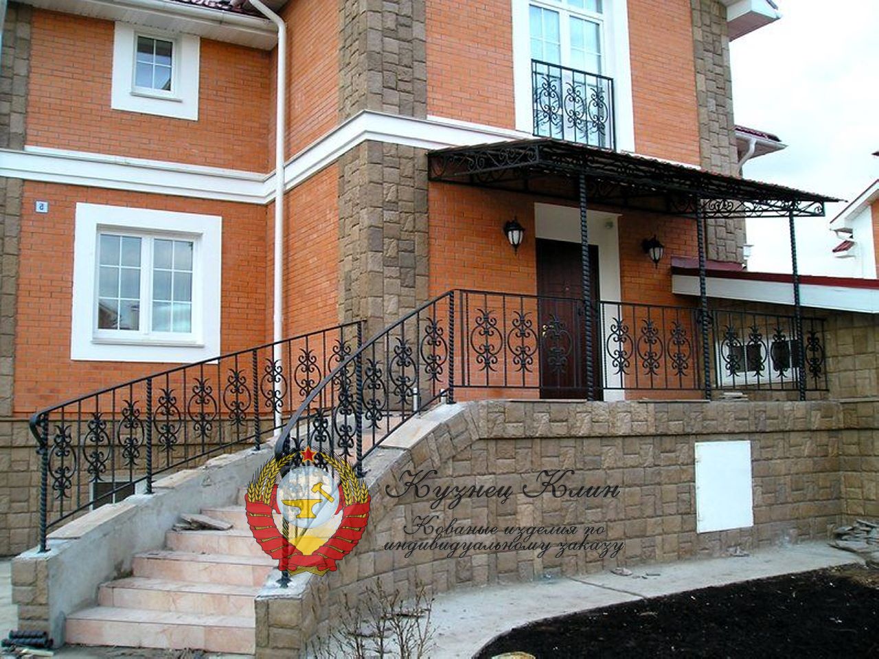 Кованые перила с навесом