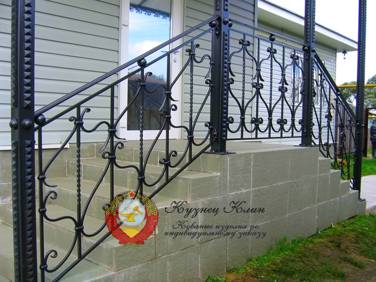 Кованые перила с фактурными столбами