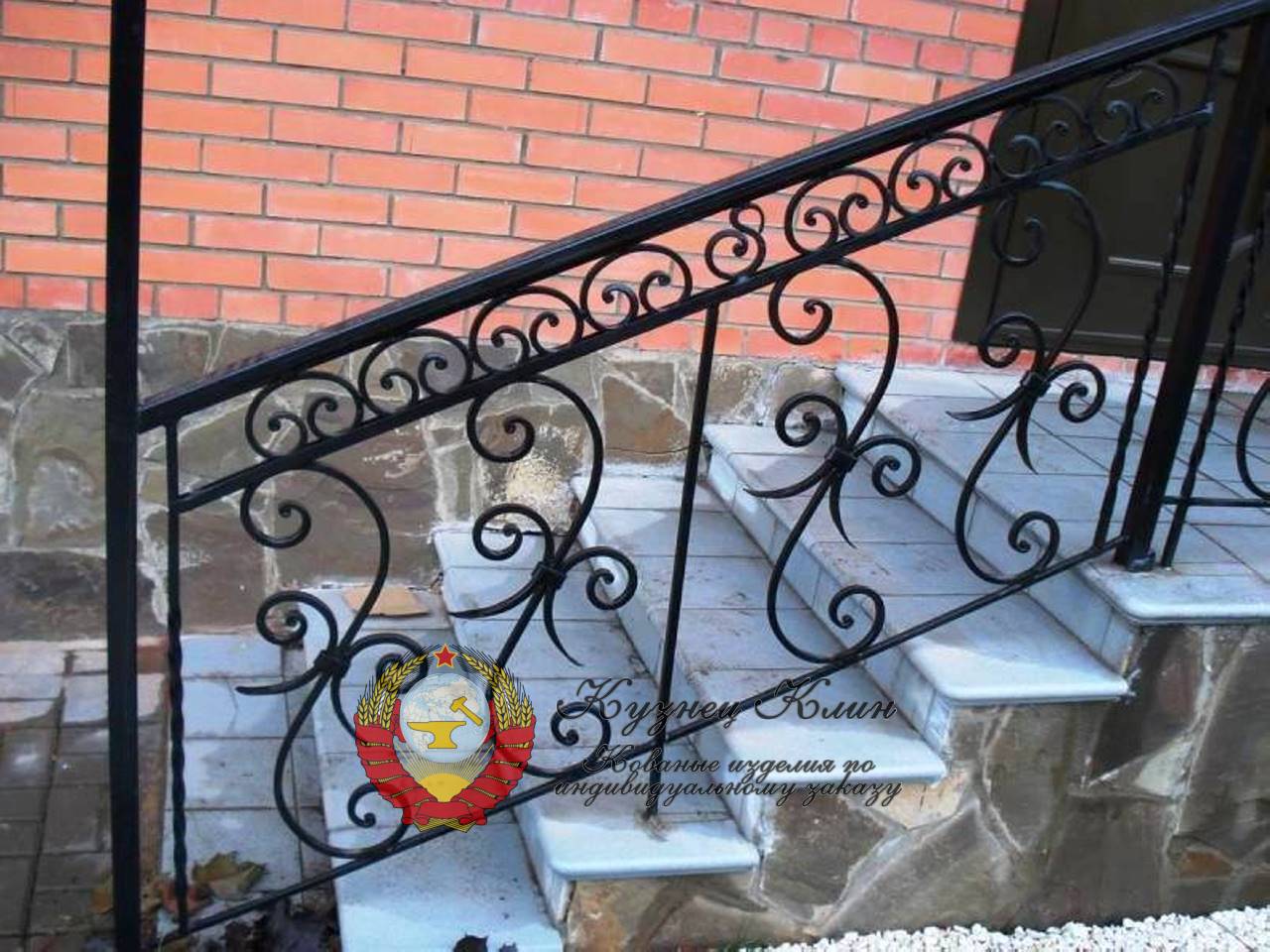 Кованые перила со столбами