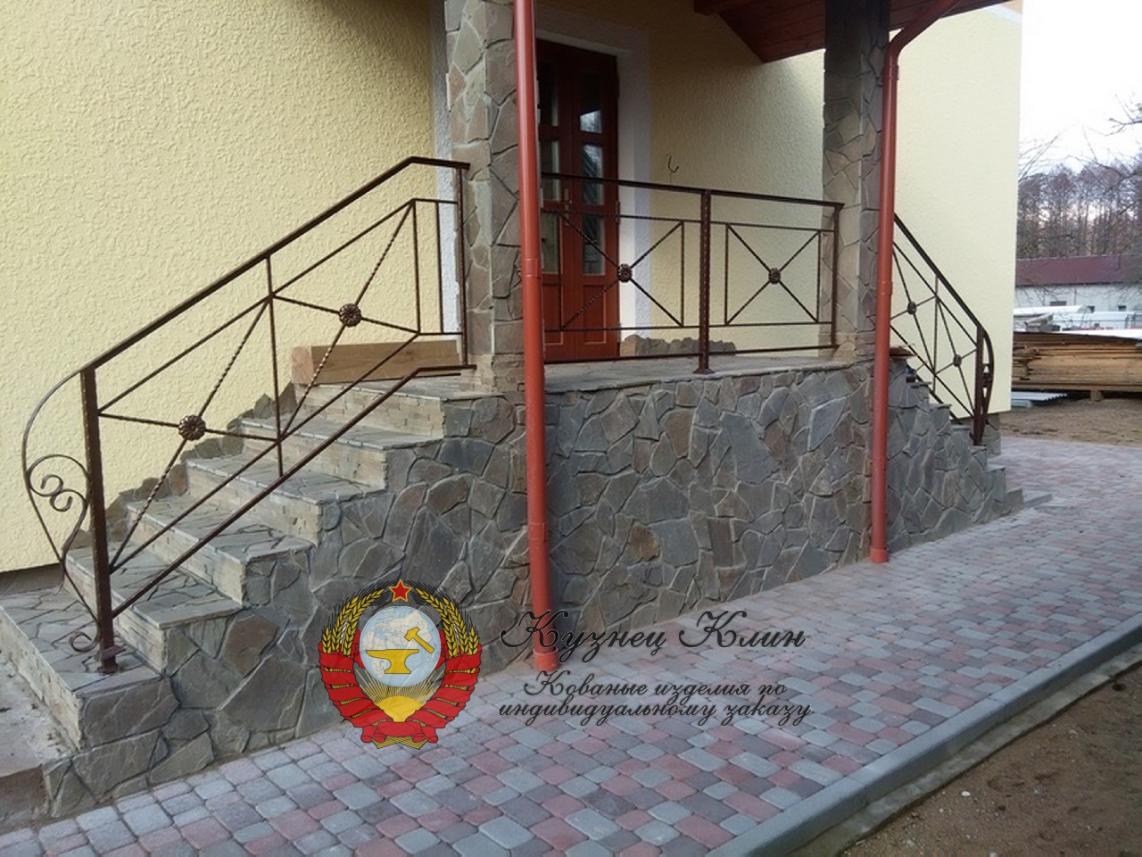 Металлические перила в морском стиле