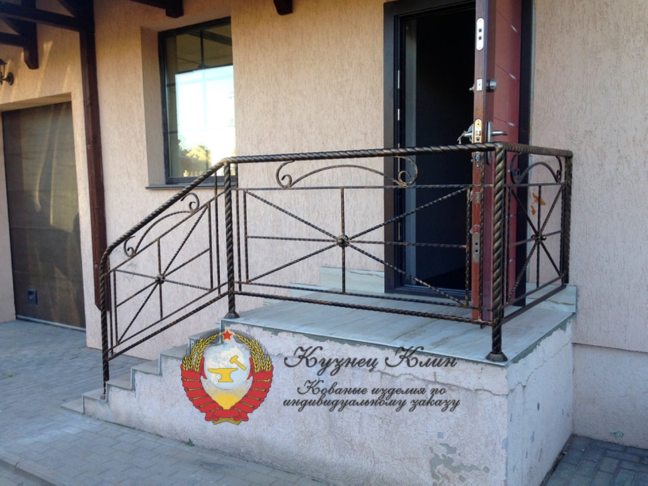 Металлические перила с витыми столбами