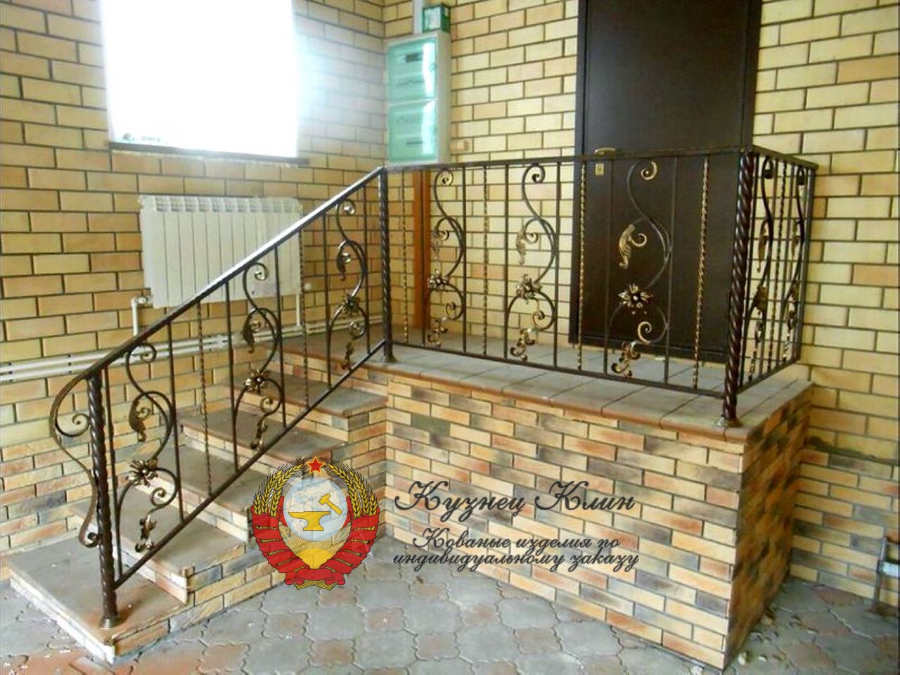 Металлические перила с коваными вставками