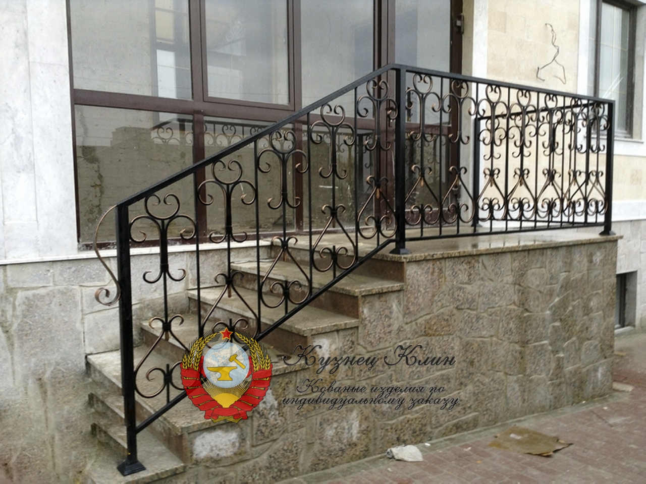 Металлические перила с рисунком из полосы