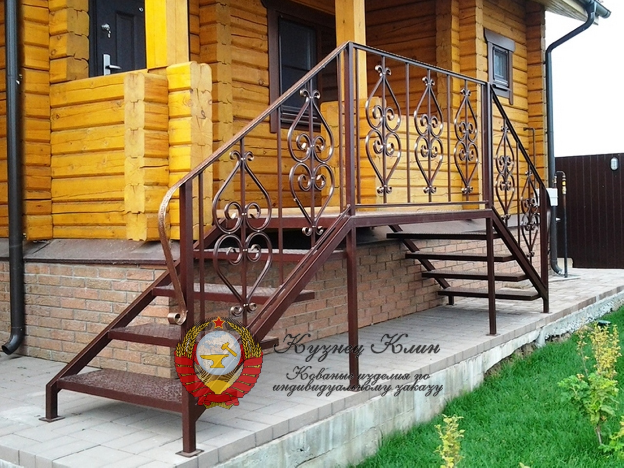 Металлическое крылечко с коваными перилами