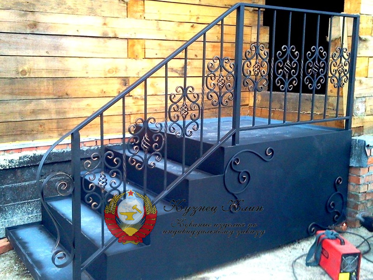 Металлическое крылечко с перилами