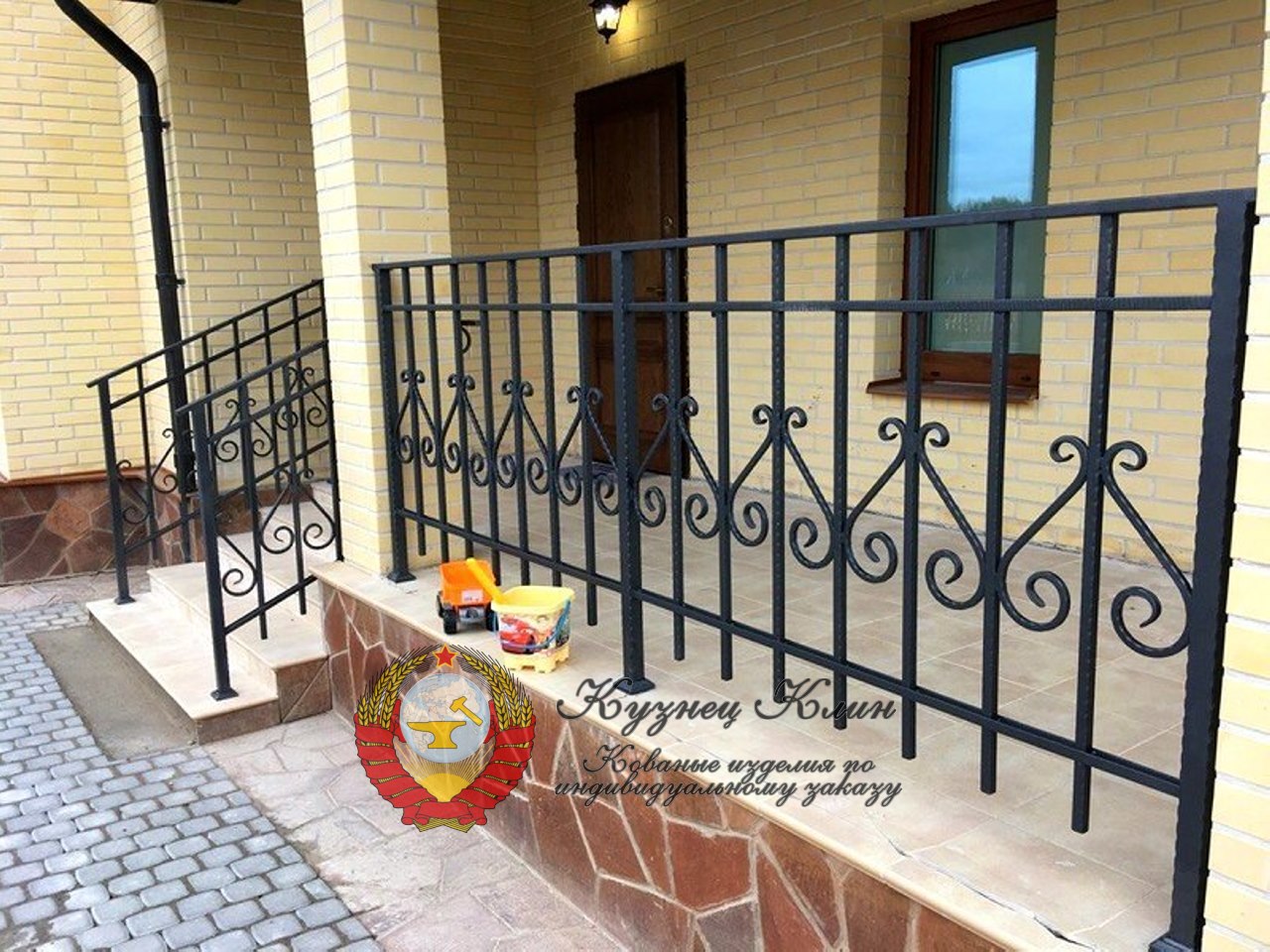 Ограждение с перилами коваными
