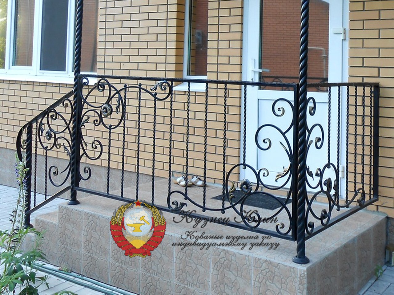 Прямые перила с коваными вставками