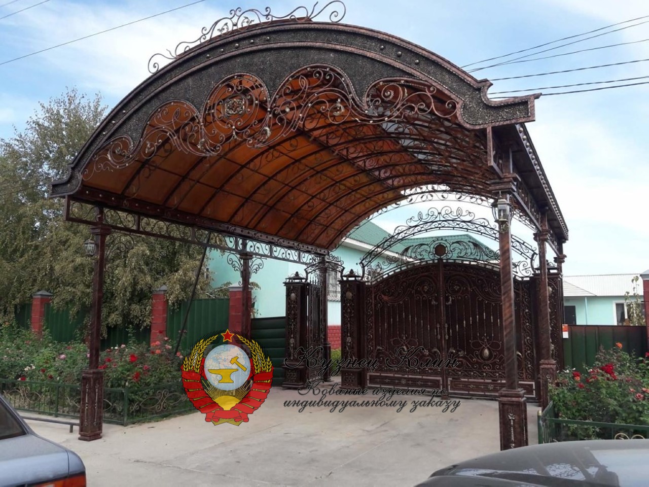 Кованый автонавес арочный перед воротами