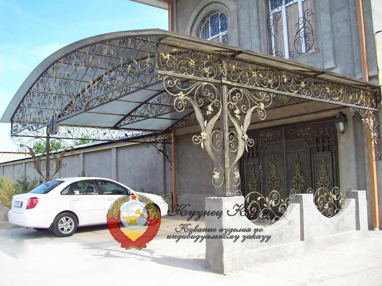 Кованый автонавес перед домом