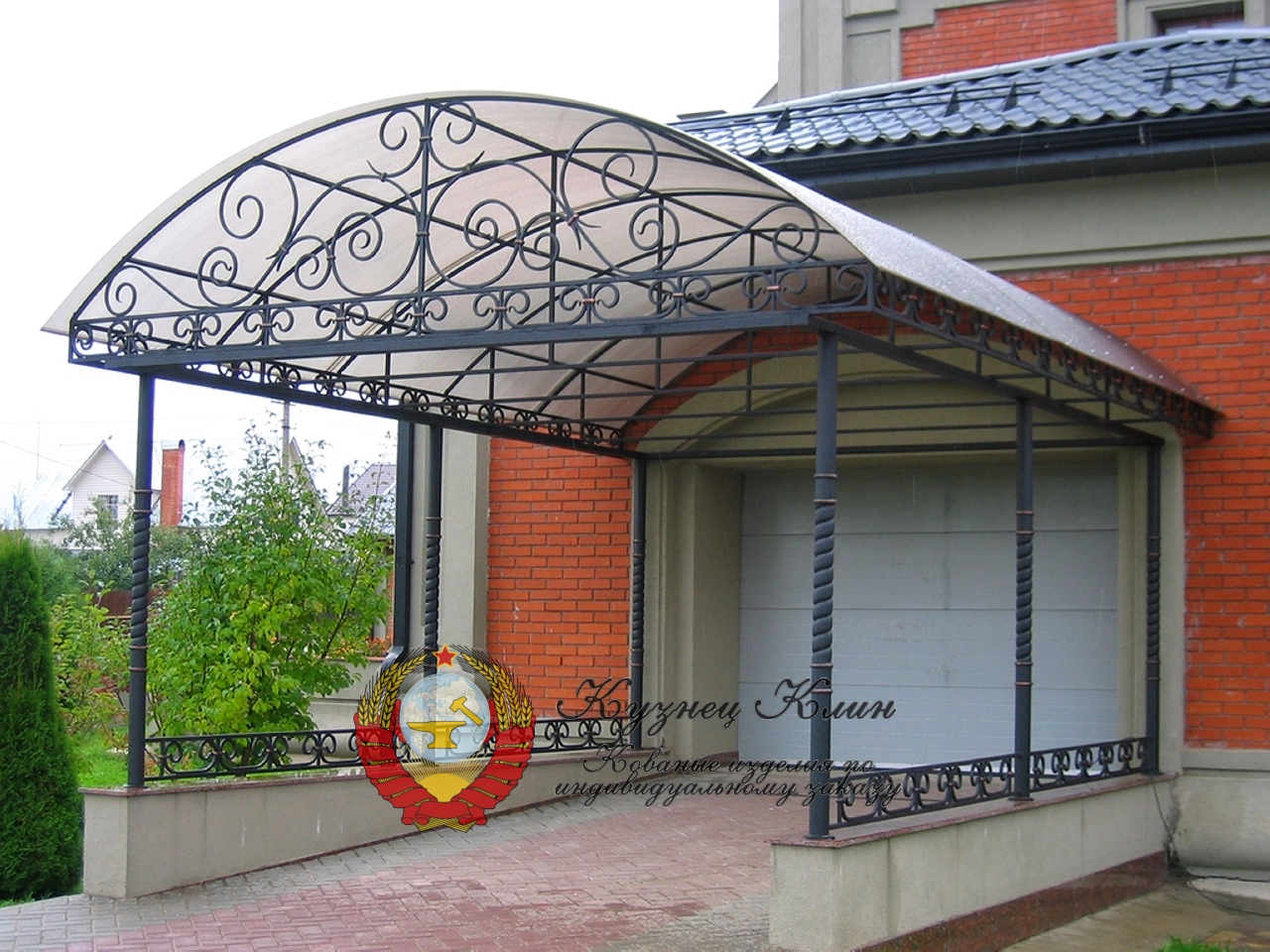 Кованый автонавес с витыми столбами