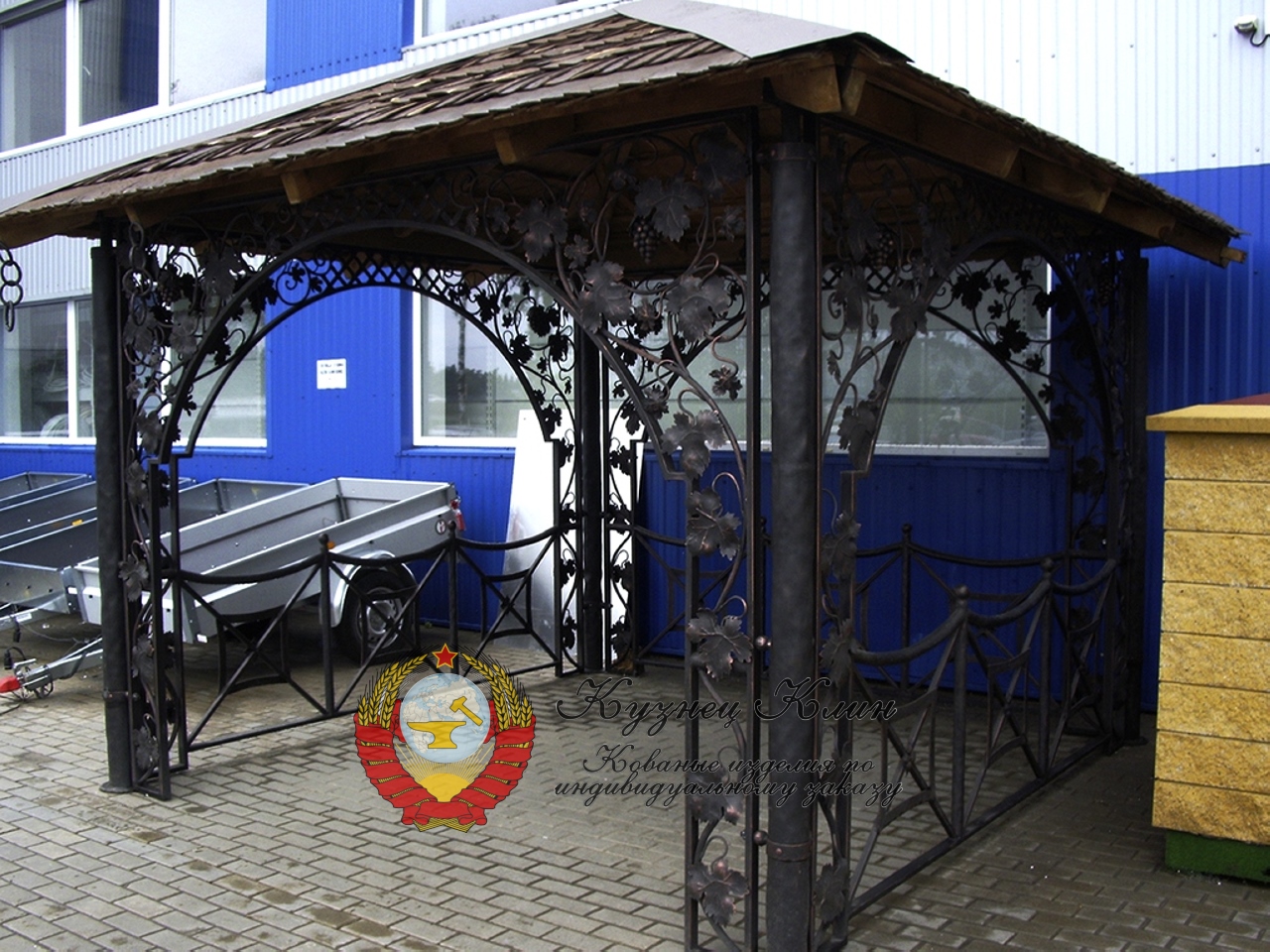 Кованая беседка виноград