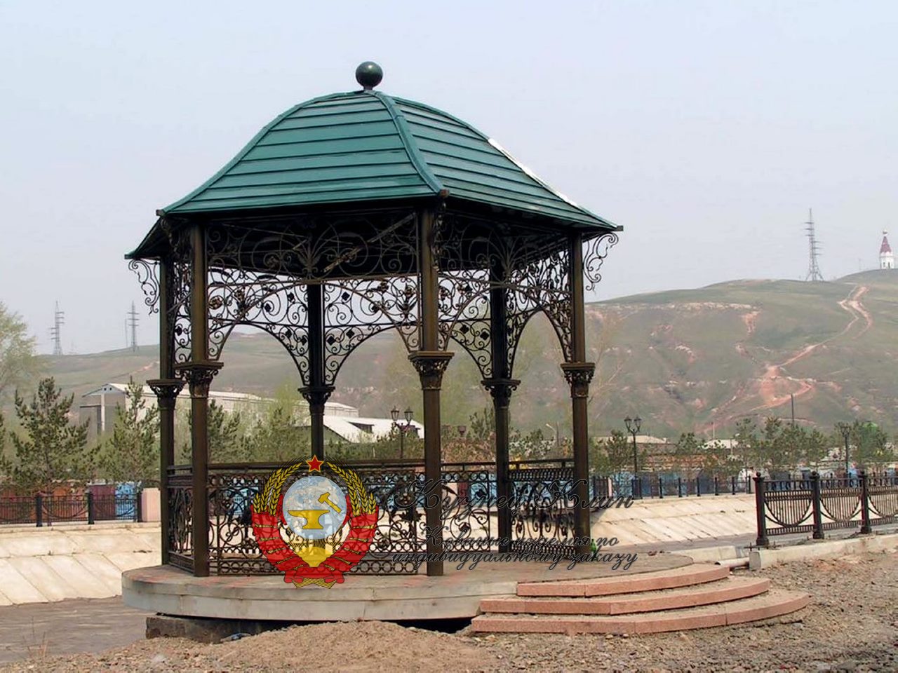 Кованая беседка высокая с изогнутой крышей