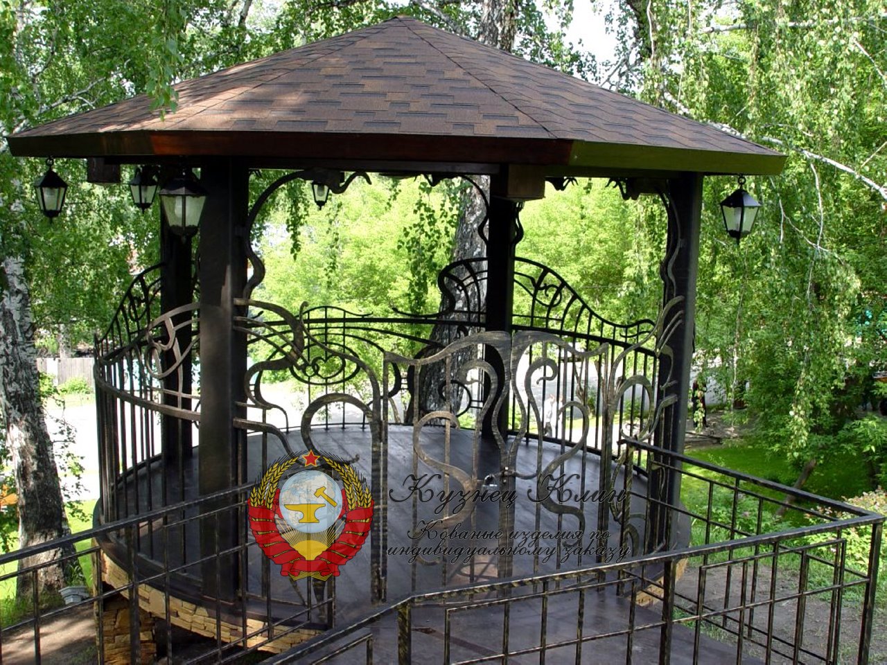 Кованая беседка с деревянной кровлей