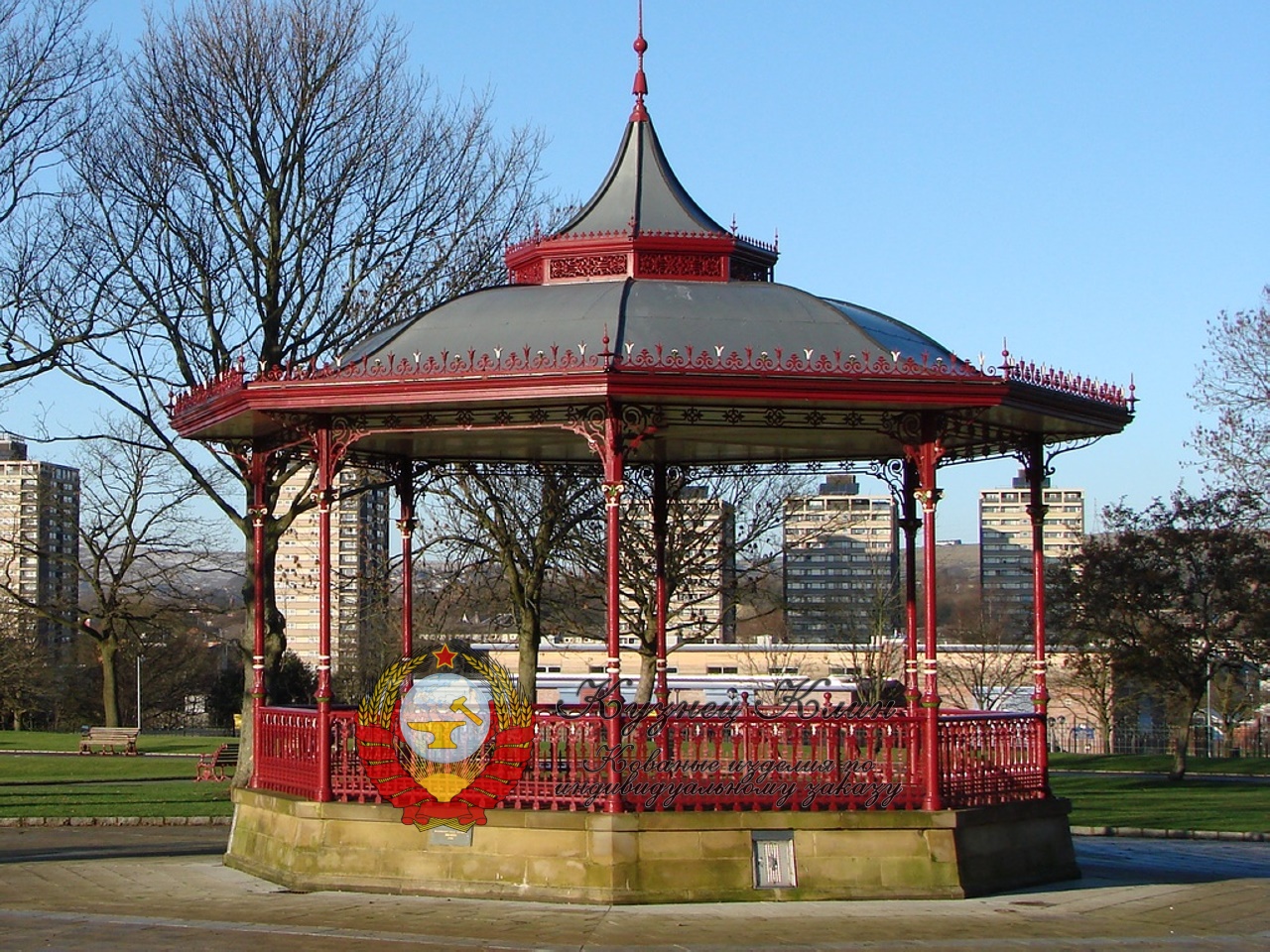 Кованая беседка с жестяной крышей