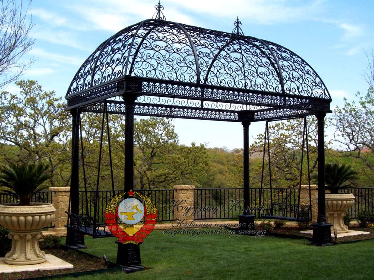 Кованая беседка с качелями
