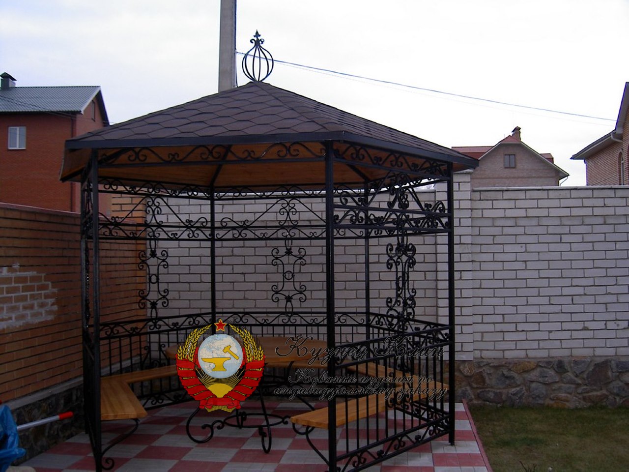 Кованая беседка с лавочками