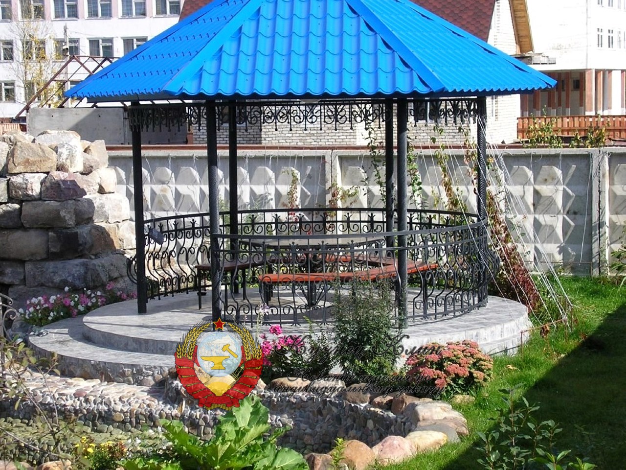 Кованая беседка с металлической кровлей