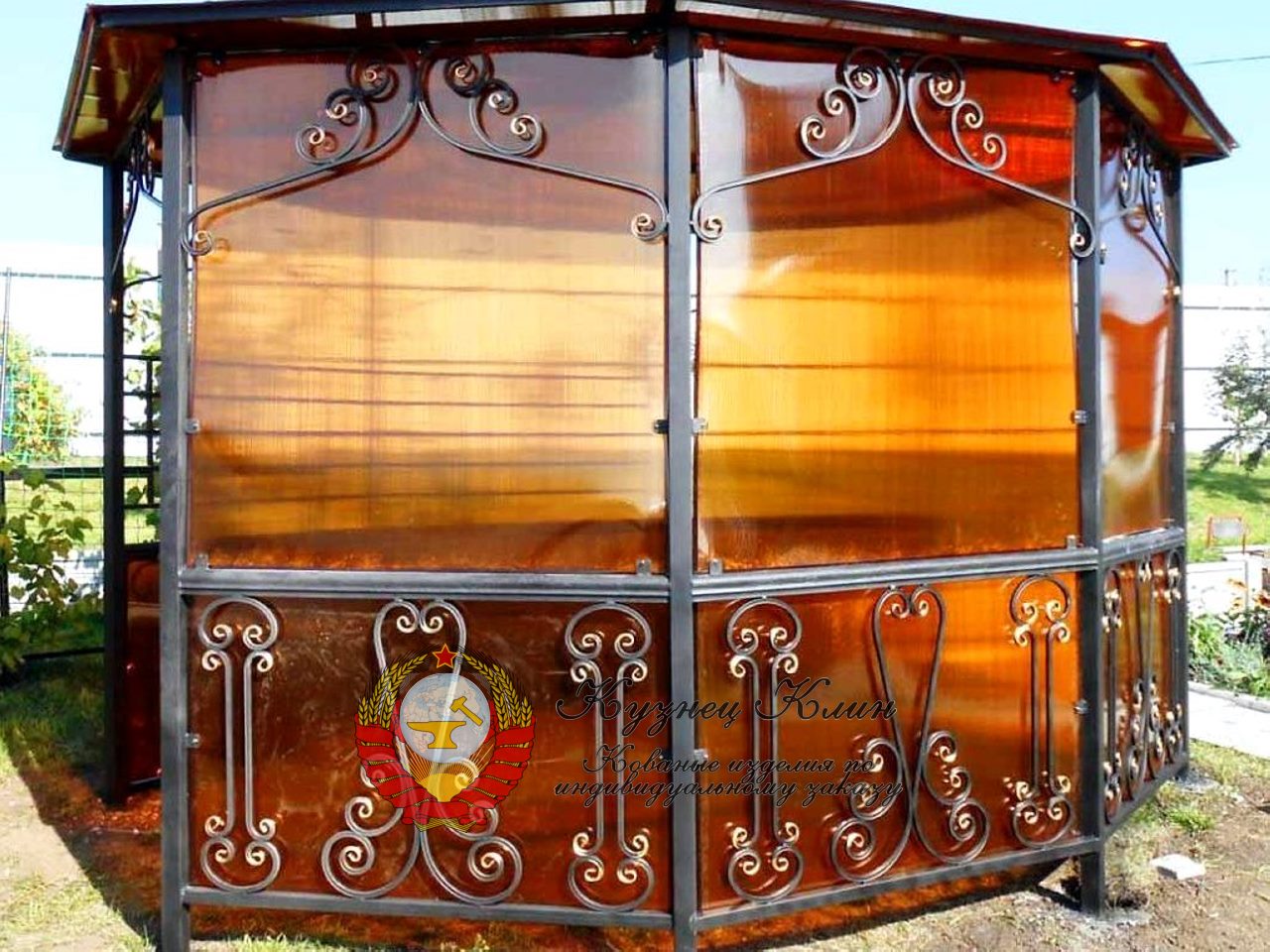 Кованая беседка с торцевым поликарбонатом