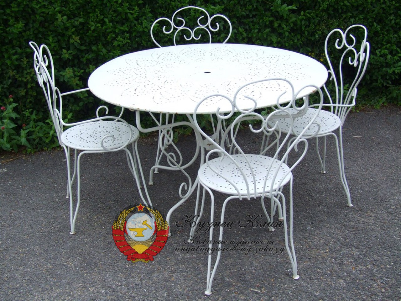 Кованый стол и стулья белые