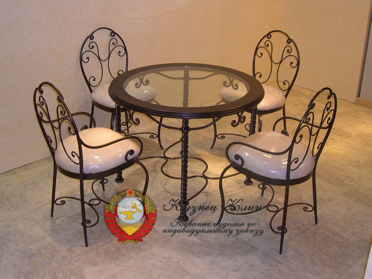 Кованый стол и стулья мягкие