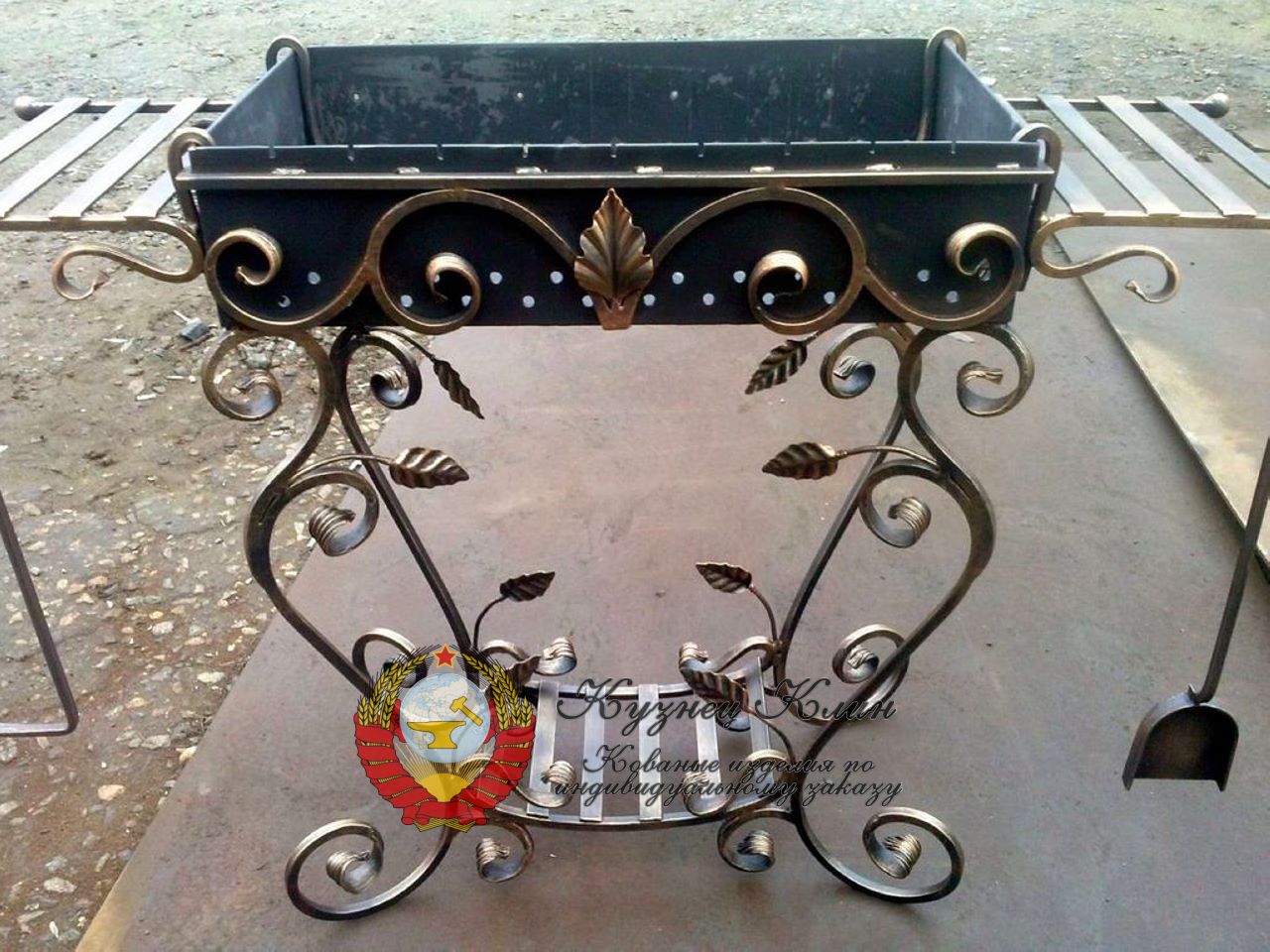 Кованый мангал на ожурных ножках