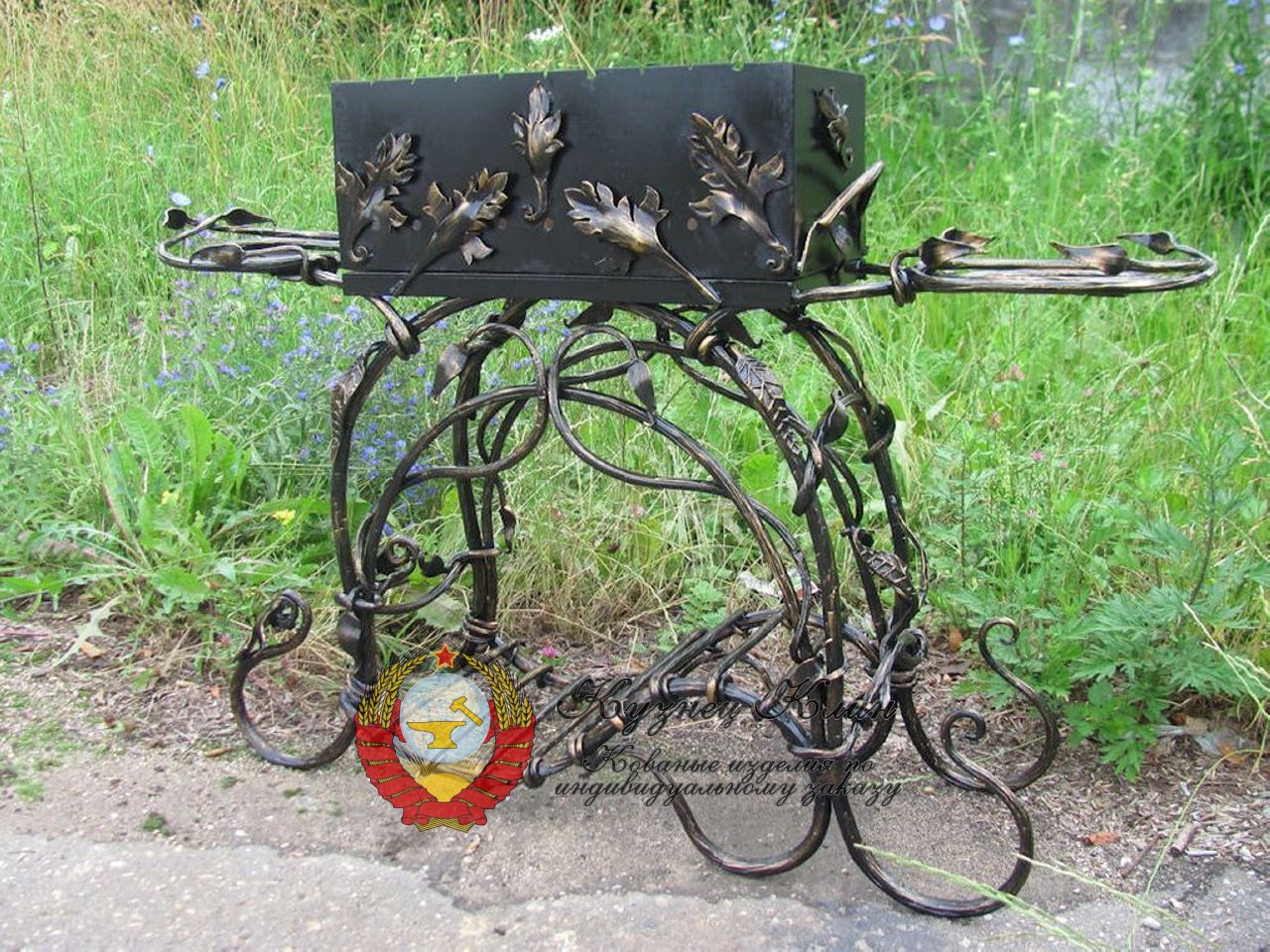 Кованый мангал с листьями