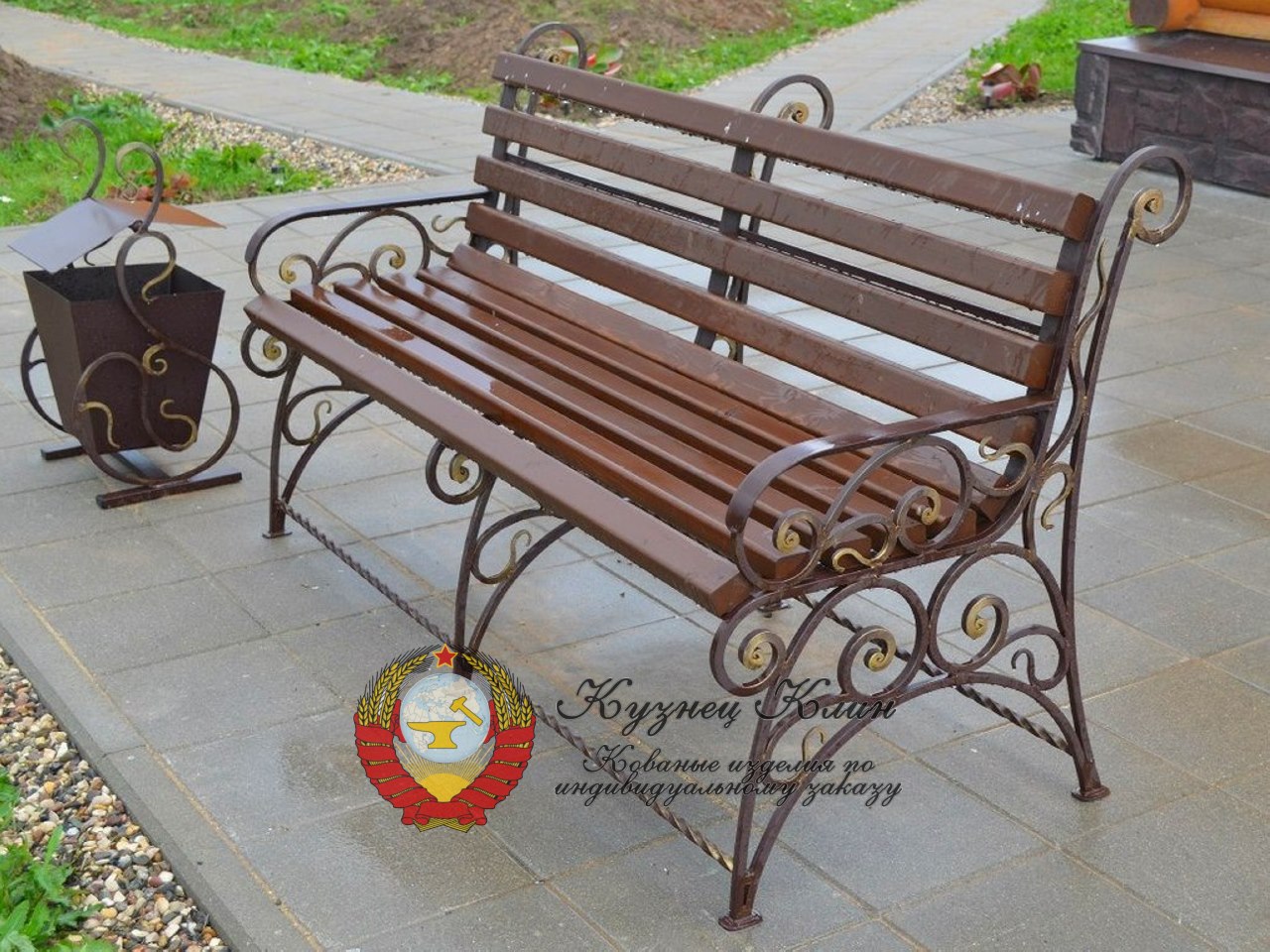 Кованая лавочка с отделкой елью
