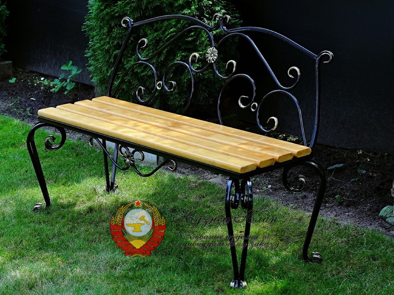 Кованая скамейка простая садовая