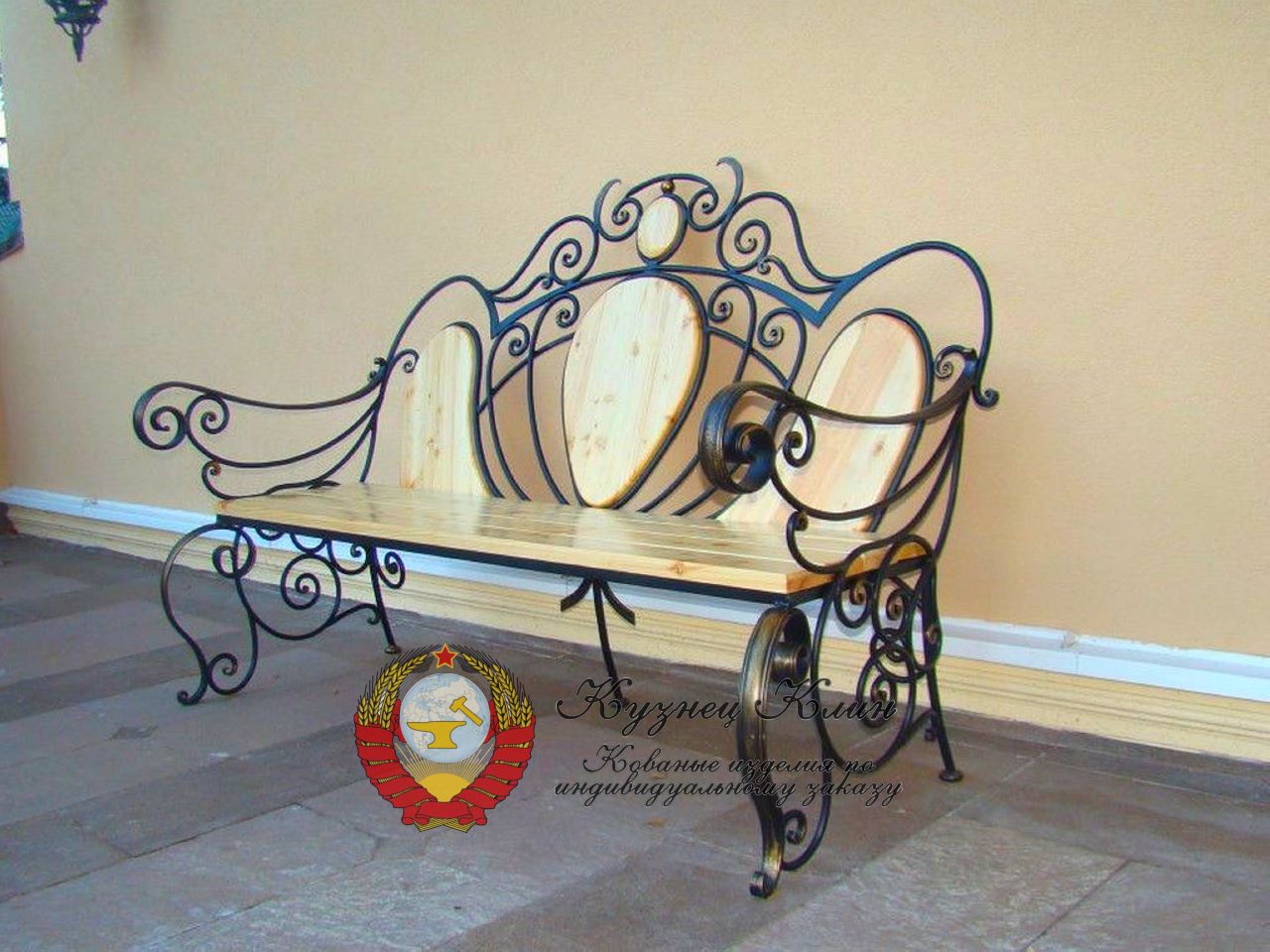 Кованая скамейка с отделкой сосной