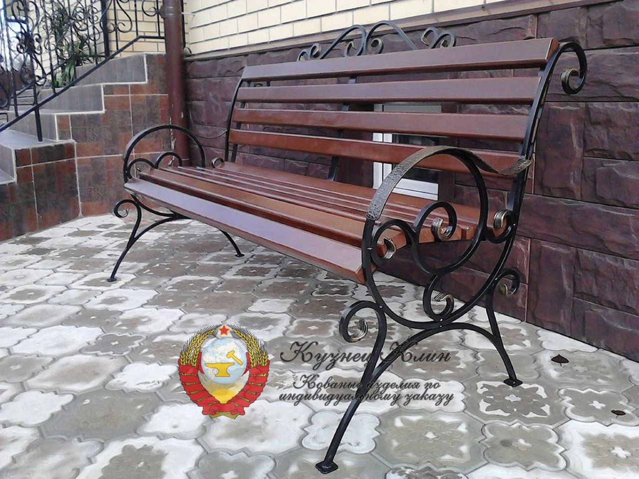 Кованая скамейка с упорными ножками