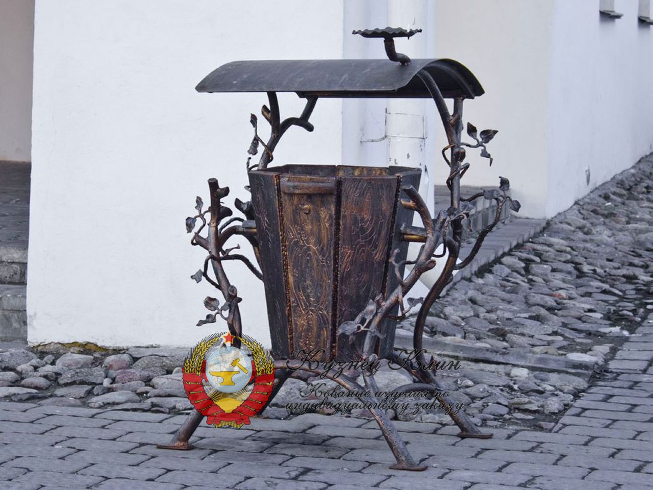 Кованая урна дерево