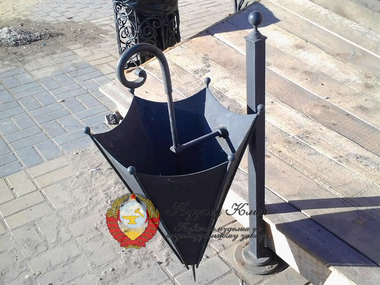 Кованая урна зонтик с ручкой