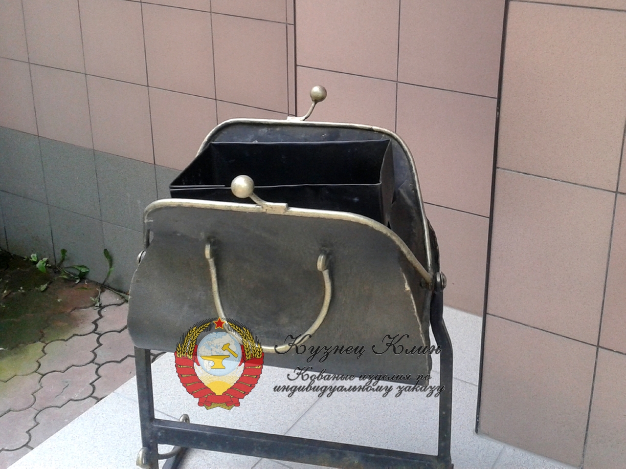 Кованая урна кошелек