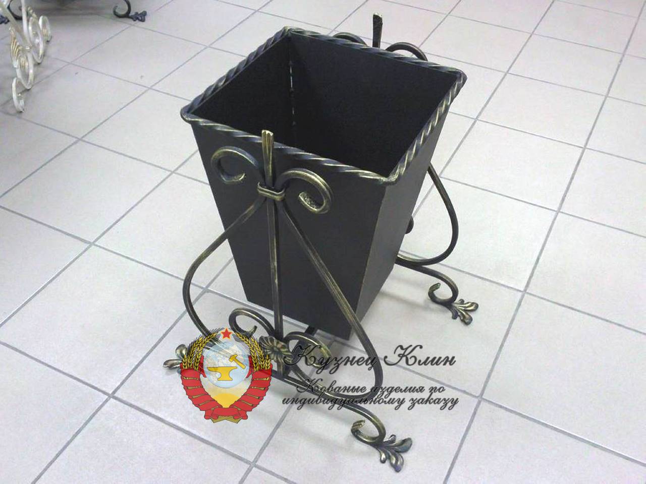Кованая урна парковая