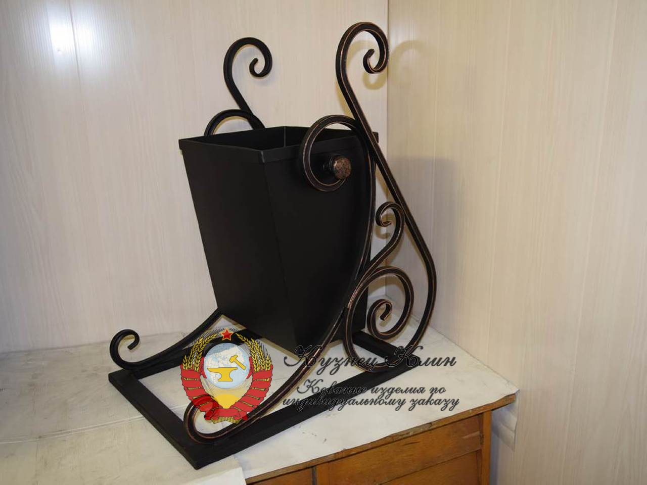 Кованая урна пристенная