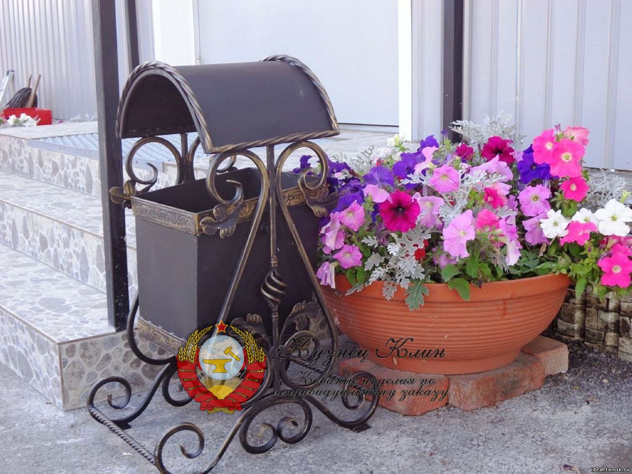 Кованая урна с крышей
