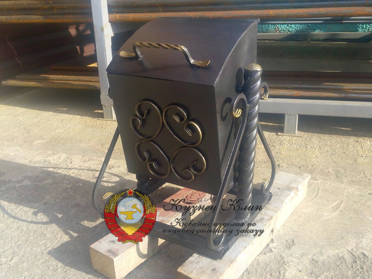 Кованая урна с крышкой