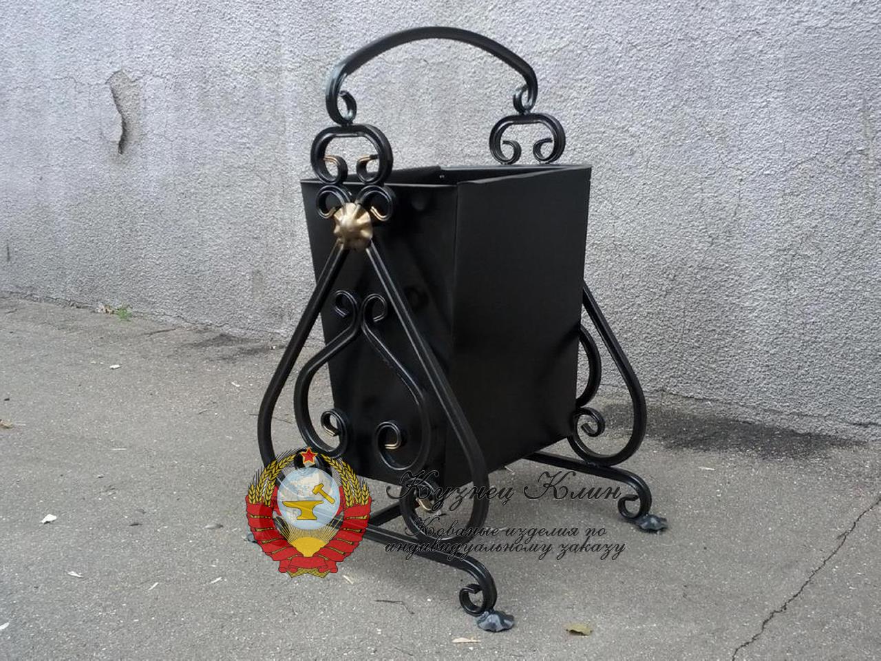 Кованая урна с ручкой