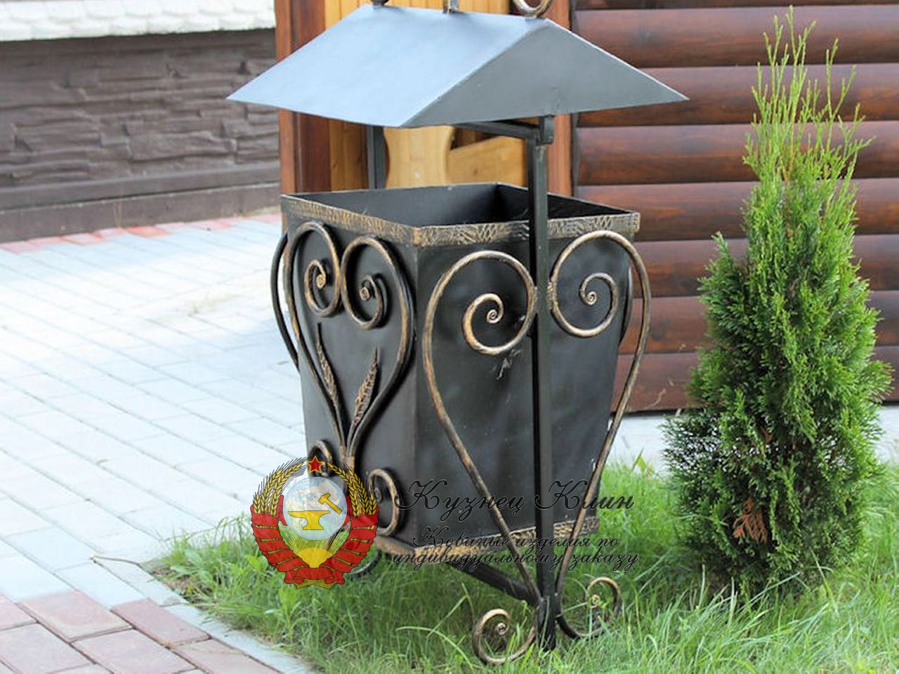 Урна кованая простая с конусной крышей